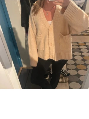 KappAhl kofta  - Säljer denna populära kofta från kappAhl/KayDay som inte säljs längre då den är för stor för mig. Bra skick och inga slitningar eller fläckar etc. Pris kan diskuteras!😊🥰obs! Första två bilderna är lånade!