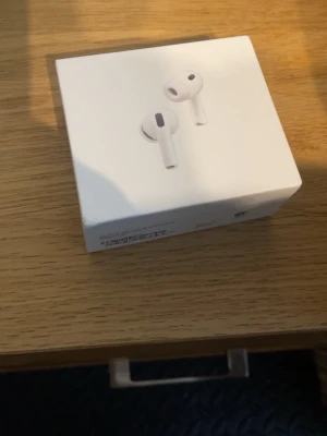 Trådlösa hörlurar  - Fungerar bra, de har brusreducering och är oöppnade, 