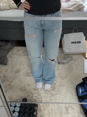 Zara jeans med hål  - Skitsnygga baggy jeans med hål❤️ Är 170 för referens