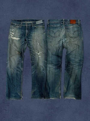 Levis Vintage - Säljer nu dessa sjukt snygga levis jeansen. Enligt förra ägaren ska de vara  köpa för omkring 20-30 år sen, vilket gör de mer vintage. Jeansen är i ett okej skick, har en lite större fläck på benet och i övrigt lite små smutsiga och även lite revor/hål, men i ett bra skick för dig som gillar denna typ av jeans. Längd: 95, midja: 42.5, fotvidd: 20, lår: 24.5. Skriv vid andra frågor