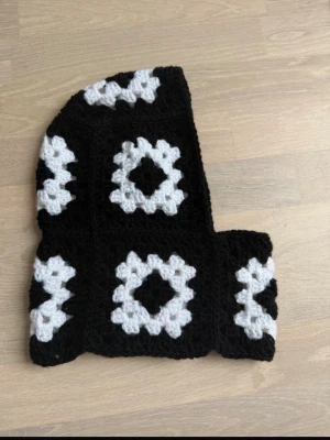 Svart och vit virkad balaklava - Unik handvirkad balaklava i svart och vitt akrylgarn. Passar vuxen. 