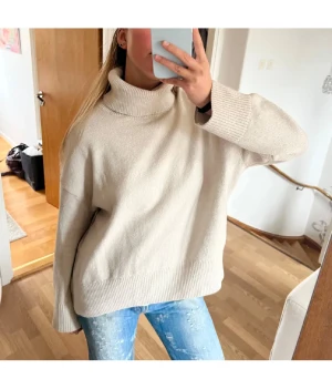 Stickad polo - Stickad polo i ullblandning, storlek S!