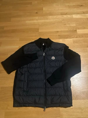 Moncler Tricot - Lappen på bild 3 har lossnat men annars är den i bra skick
