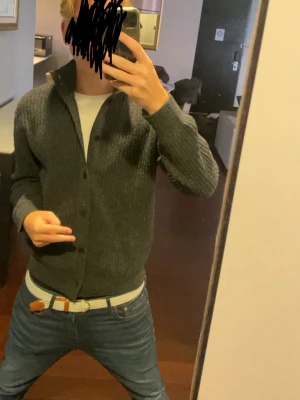 Massimo dutti cardigan  - Köpt den 12 januari 2026.                               Använd ett fåtal gånger.                                  Storlek S! Skriv om ni har frågor!😊