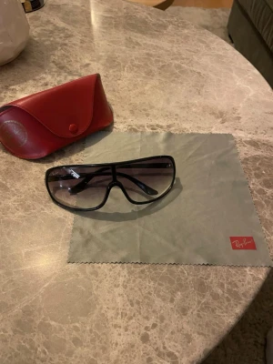 Ray-ban solglasögon - Säljer mina ray-ban glasögon då jag köpt nya till sommaren. Allt kommer med orginal duk samt box!