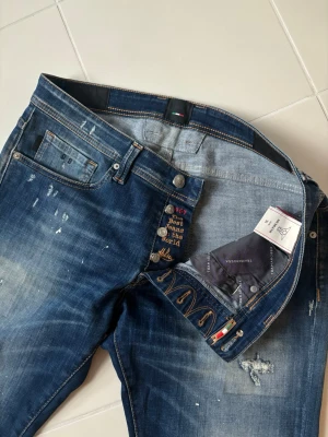 Sällsynta supersnygga Sartoria Tramarossa jeans w36 - Sjukt sällsynta unika och brutalt snygga Sartoria Tramarossa jeans i w36 säljes. 47 cm breda och 100 cm total längd. Grym passform helt perfekta nu till våren och sommaren samt passar till allt. Extremt unika och i utmärkt skick så gott som nya! Tveka inte vid minsta fråga eller fundering!