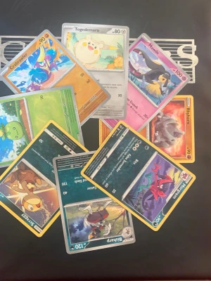 Pokémonkort blandade motiv - Säljer ett gäng Pokémonkort med olika motiv och färger, bland annat Togedemaru, Mawile, Rhyhorn och fler. Perfekt för dig som samlar eller vill uppgradera din kortlek. Korten har färgstarka illustrationer och är tryckta på klassiskt kortmaterial. Tar bara Swish!