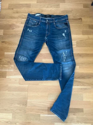 Replay anbass jeans - Snygga fräscha replay anbass jeans.               Skick: 8,5/10. Skriv för fler bilder eller mått
