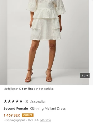 Vit volangklänning Second Female - Supersöt vit klänning från Second Female med v-ringning, trekvartsärmar och flera lager volanger. Tillverk plisserad a bomull med en luftig och flowy känsla. Perfekt för sommarens alla tillfällen och ger en romantisk vibe. nuvarande pris på ellos är ca 1500kr (på outlet) där orginal pris egentligen är 2000kr, därav ganska dyrt pris! pris kan diskuteras o skriv vid frågor💖