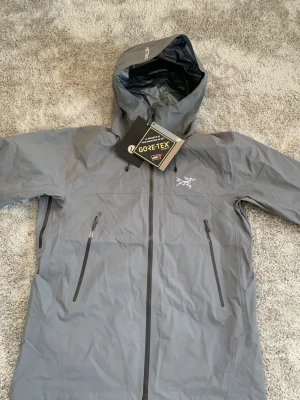 Arcteryx jacka  - Säljer en helt ny Arcteryx jacka i färg grå, storlek L. Perfekt nu för våren, helt vattentät med sin goretex och bra för dagar som är lite kyligare. Skriv för fler frågor. 