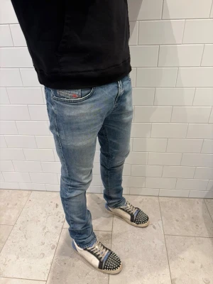 Diesel jeans - Säljer ett par ljusblå plain slim fit jeans från Diesel. Alltid bra priser men hör gärna av er om ni har den minsta fundering!