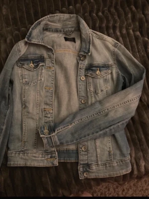 Ljusblå  jeansjacka - Snygg ljusblå jeansjacka från clock house. Lite liten i storleken och skriva gärna om du vill ha fler bilder💕Perfekt till sommaren!