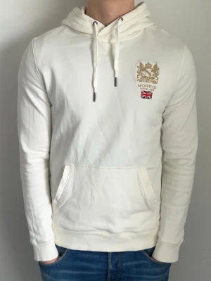 Morris hoodie - Fint skick | modellen är 185 cm lång och väger ca 78 kg. Den är lite för liten.
