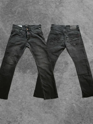 Svarta Replay jeans med raka ben - Säljer ett par svarta jeans från Replay med raka ben och klassisk femficksmodell. Jeansen har en diskret tvättad look, knappgyling och Replay-logga på fickan fram. Perfekta för en avslappnad men ändå snygg stil.