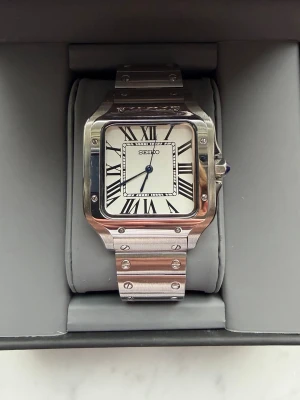 Seiko Mod Santos - Säljer nu min Seiko Mod, byggd av @keeweemods. Klockan är endast använd ett fåtal gånger och fungerar utan problem. Inga tecken på användning. Klockan är automatisk och har en japansk seiko rörelse. Vid frågor är det bara att höra av sig!