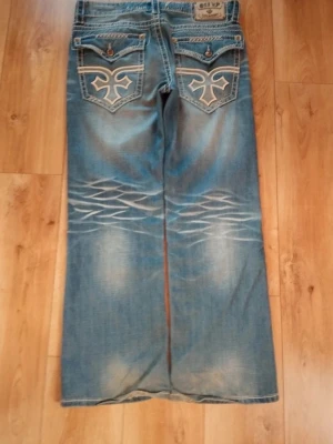 tvärfeta olimpss 🔥🔥 - galet sjuka jeans som sitter baggy/bootcut ser likt ut rock revival