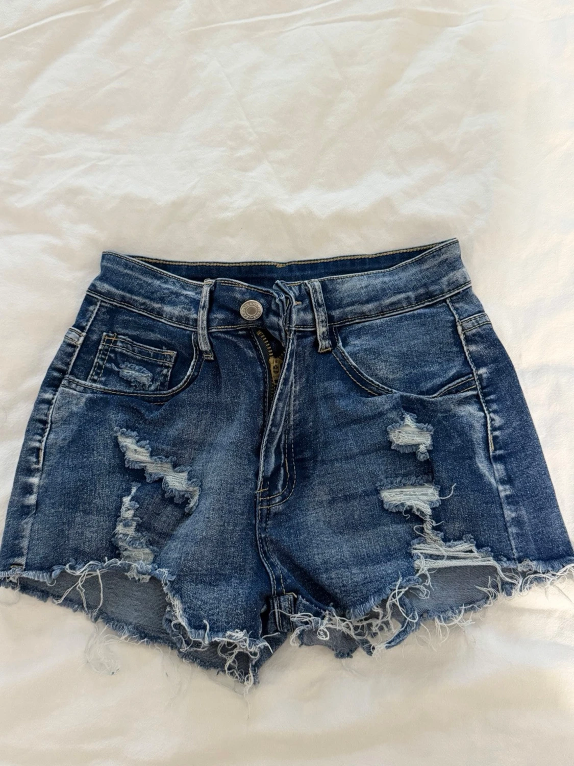 Blå högmidjade jeansshorts