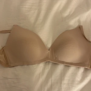 Beige bh - Säljer en beige bh från H&M i storleken 85b