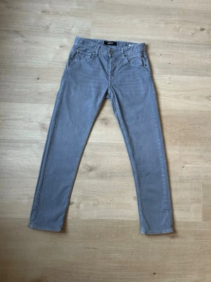 Gråa Replay Grover Jeans W29 - Fina Replay Jeans i grå färg. Jeansen är i mycket bra skick och sparsamt använda. |  Äkta som allt annat jag säljer! ✅ |  Storlek: W29 | Skick: Mycket Bra Skick | Färg: Grå | Märke: Replay | Modell: Jeans |  Hör gärna av dig vid frågor så svarar jag så fort jag kan! 😁|   (Sku - 35)