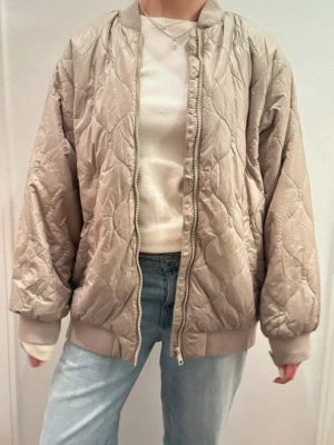 super snygg jacka  - Säljer denna så så snygga jacka som är perfekt nu till våren!!💕💕 passar mig som har xs/s men är oversized så skulle passa m/l oxå!!