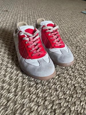 Maison Margiela Japan  - Säljer ett par maison margiela Japan i storlek 45 men passar 44. Tvecka inte att fråga.