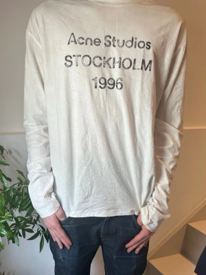 Acne studios long sleeve 1996 - Tjenare säljer nu denna long sleeve acne studios tröjan. Den är riktigt fet och har tidlös stil. Storlek S. Den sitter fint men ör ganska stor i storlekn. Jag skickar snabbt. Har du några mer feågor eller funderingar hör bara av dig✨