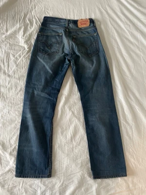 Levi’s jeans - Säljer ett par riktigt snygga Levis bootcut jeans i väldigt bra skick! Pris kan diskuteras vid snabb affär! Storlek: W31 L32 men sitter som W30 L32! Hör av dig vid minsta fundering. Modell: 752