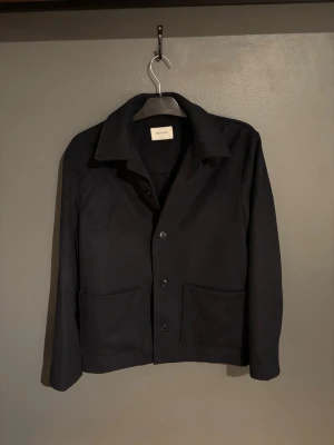 Mörkblå overshirt från Brothers - Mörkblå overshirt från brothers. Den passar perfekt nu på våren. Skick 9/10 använd 1 gång. Priset är diskuterbart. Skriv vid funderingar