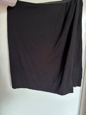 Medellång kjol - En jättefin och skön medellång kjol från me&i! Nästan aldrig använd, har som en slits på sidan fast att de e tyg bakom(svårt att förklara men kan självklart skicka fler bilder om de är otydligt). Jättebra till sommaren då man kan använda den både till skolan, men också om man ska va uppklädd till resturang eller fest! 