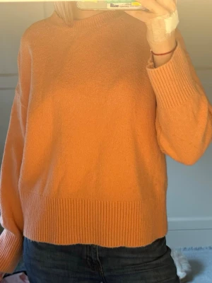  orange boxig   stickad tröja - Mysig oversized stickad tröja i en varm orange färg. Tröjan har rund halsringning, långa ärmar och breda ribbade muddar vid ärmslut och nederkant. Perfekt för lager-på-lager och enkel att styla till jeans.