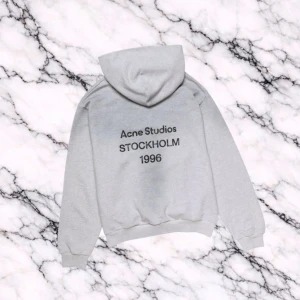 Grå Acne Studios Hoodie - Grå Acne Studios hoodie som är perfekt inför våren/sommaren. Helt nytt skick och perfekt passform. Pris kan alltid diskuteras😁