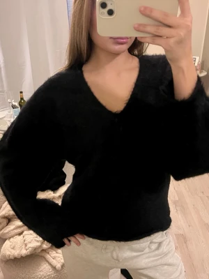 Stickad fluffig tröja - Fr gina, säljs nt längre! Nyskick:) ”ballongärmar/stor i armar som ger en såå snygg look!