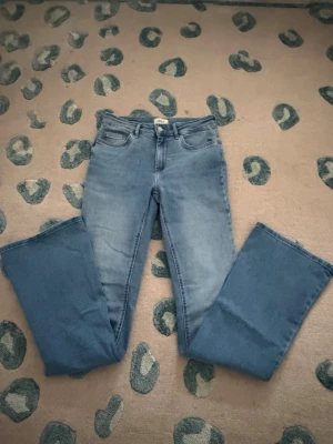 Blå bootcut jeans från Only  - Säljer ett par ljusblå bootcut jeans från Only. Medelhög midja. Endast använda 1 gång. Nypris ca 549kr. Storlek Mx32