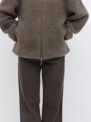 Brun teddyjacka med dragkedja - Mysig brun teddyjacka i fluffigt material med hög krage och hel dragkedja framtill. Jackan har avslappnad passform och två sidofickor. Perfekt för kalla dagar när du vill vara både varm och stilren.