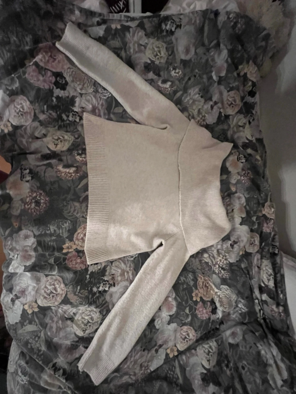 Beige stickad polotröja