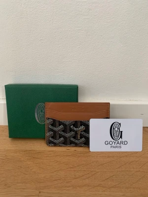 korthållare brun och svart - Snygg korthållare i brunt läder med klassiskt svart och vitt mönster. Kompakt och stilren design med flera kortfack. Perfekt accessoar för dig som gillar exklusiva detaljer och fransk lyx. Hör av dig vid minst fundering eller fråga och pris kan diskuteras! 🙌💯