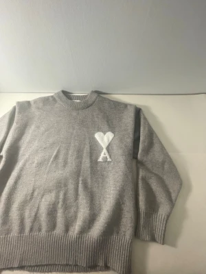 Ami Paris tröja - En väldigt snygg tröja, värm,snygg och passar väldigt bra till Grish stilen och street wear 🙌🍀| passar perfekt på storlek M och passar endå bra på storlek S 🎁✅