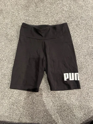 Träningsshorts/cykelbyxor ifrån Puma - Jättesnygga och bekväma Träningsshorts/cykelbyxor ifrån Puma. Använd 2 gånger. 