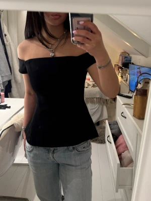 Off shoulder topp - Sp himla snygg off shoulder topp från bikbok, endast använd en gång!🙏🏽💓