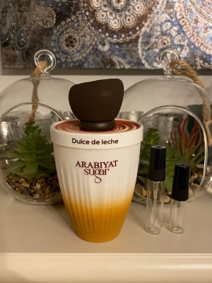 Dulce de leche 5ml - Säljer 5ml (50kr) / 3ml (40kr) av Dulce de leche parfym från Arabiyat Sugar. Noter karamell, våffla, liljekonvalj, mjölk, sandelträ, jasmin, tonkaböna, vanilj, ambergris.🥮🍦🍮🥛🧇🍮Påminner om Sticky Dates😋