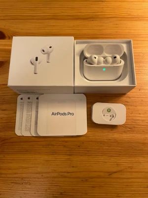 AirPods Pro 3 - Airpods Pro 3 med brusreducering. De kommer med extra silikontoppar i olina storlekar och i originalförpackningen med övriga tillbehör. Skriv vid frågor!😄