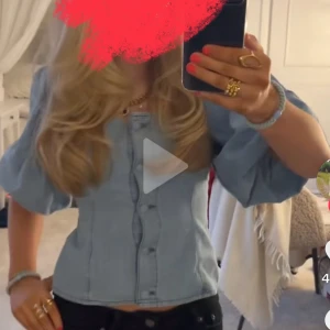  jeansskjorta  - Superfin ljusblå jeansblus med markerad midja och puffiga trekvartsärmar. Blusen har knappar framtill och en croppad passform som ger en trendig siluett. Perfekt att styla med både kjol och jeans för en cool look. Lånad bild!!💕🙌🏻