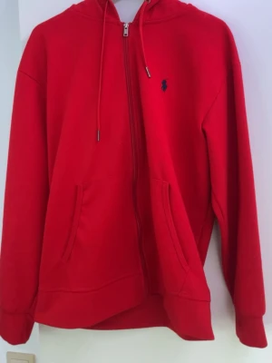 Ralph lauren zip hoodie - En ralph lauren zip hoodie i storlek L, typ aldrig använd, men unik och fin färg på den