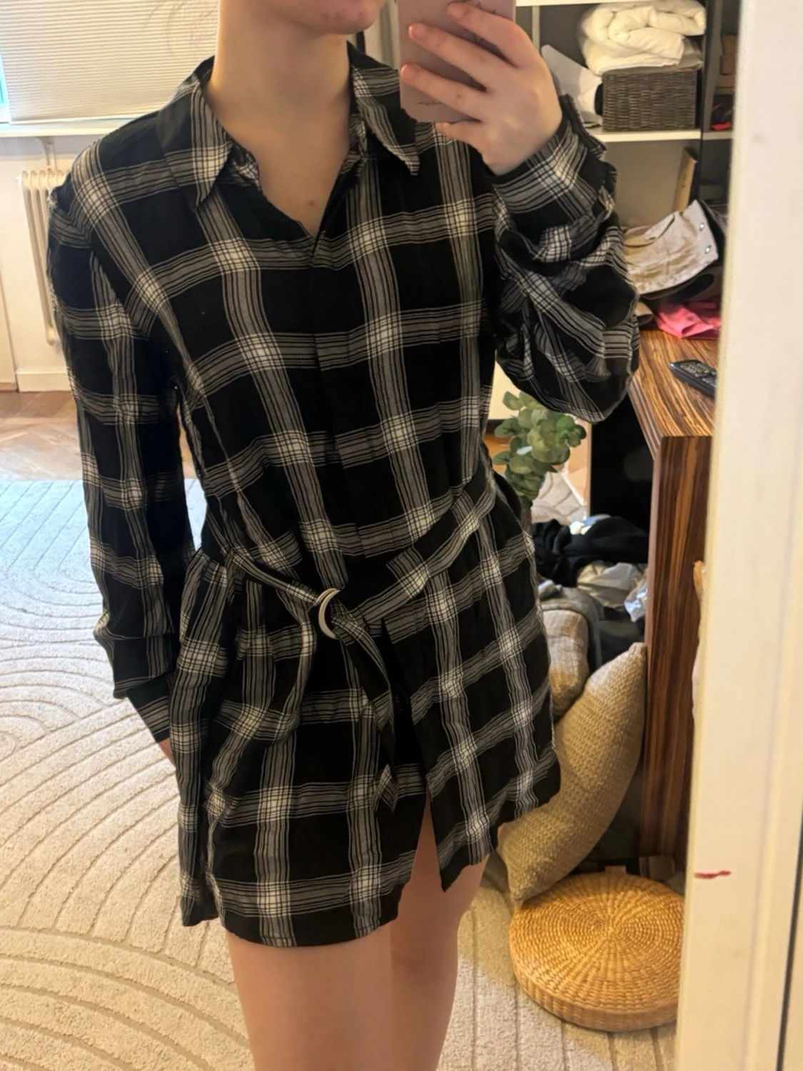 Svartvit rutig skjortklänning med bälte - 1