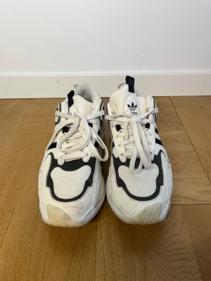 Adidas vita och svarta sneakers - Ett par Adidas skor med storleken 41 1/2. Passformen är unisex. Hör av er kring minsta funderingar! 