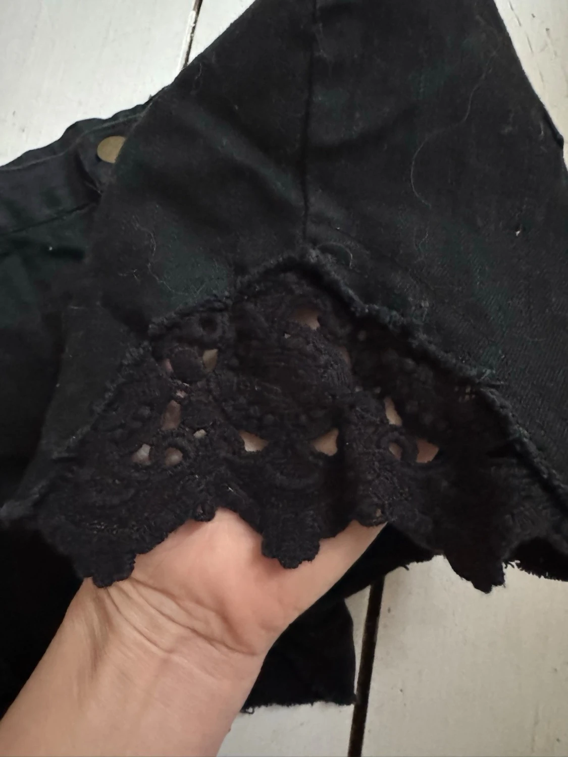 Svarta shorts med spetsdetalj - 2