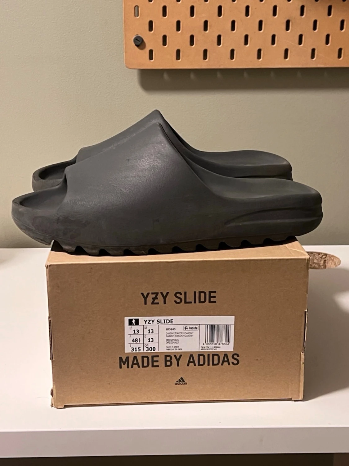 Yeezy slides - 2