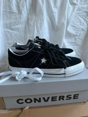 Svarta converse one star pro - Så snygga låga converse sneakers, modellen one star pro. Helt nya, kommer i originalboxen. Medkommer både vita och svarta skosnören🌼 Uppskarrar snabb affär, pris kan diskuteras