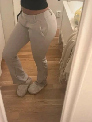 Beiga kostymby dustra byxor - Säljer ett par kostymbyxor från bik bok pga kommer ej till användning, knappt använt och nypris är 500!