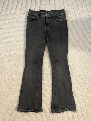 Gina tricot jeans  - Säljer dessa jeans då de inte kommer till användning. De är lite slitna vid benen.